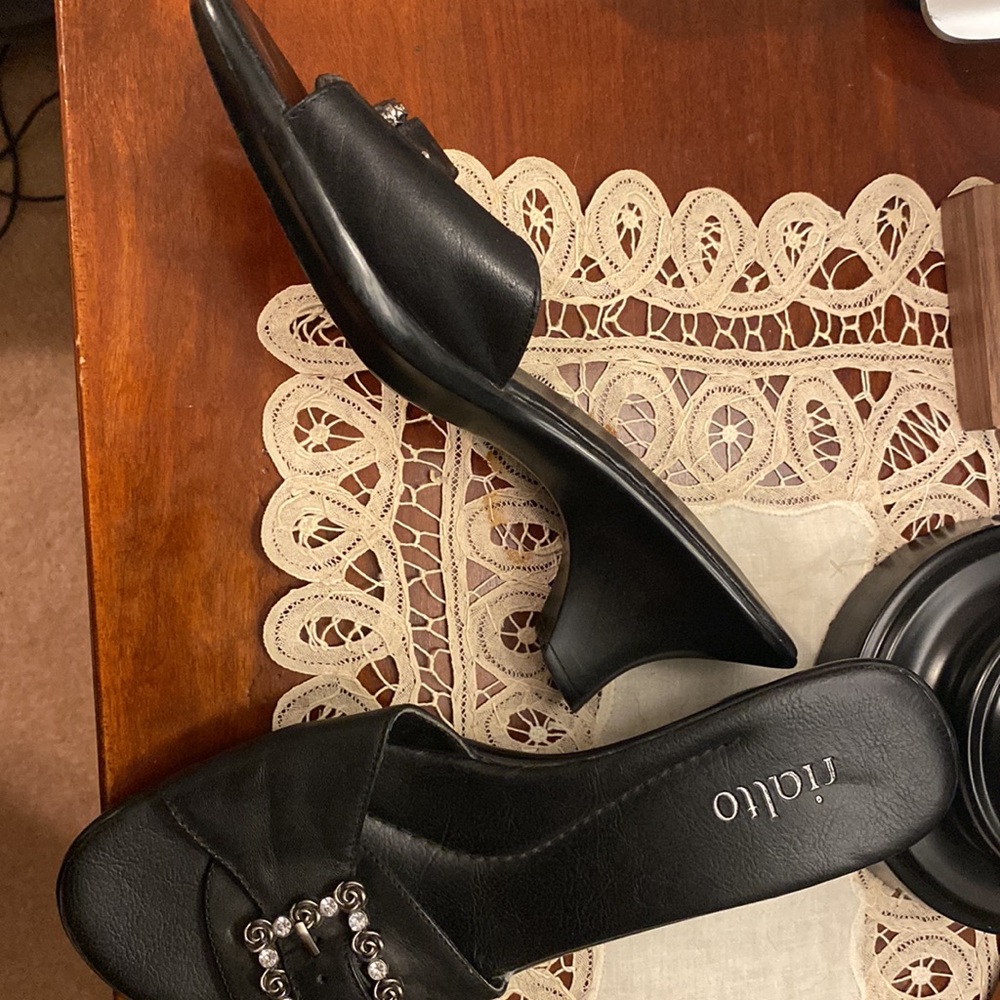 Black slip on sandals with a small hill - Picture 3 of 3
